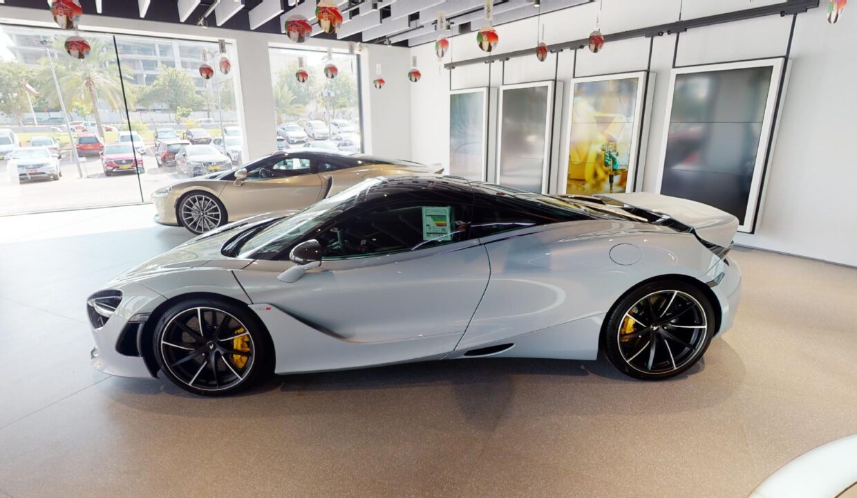 McLaren-Showroom-Oman-11152021_231321