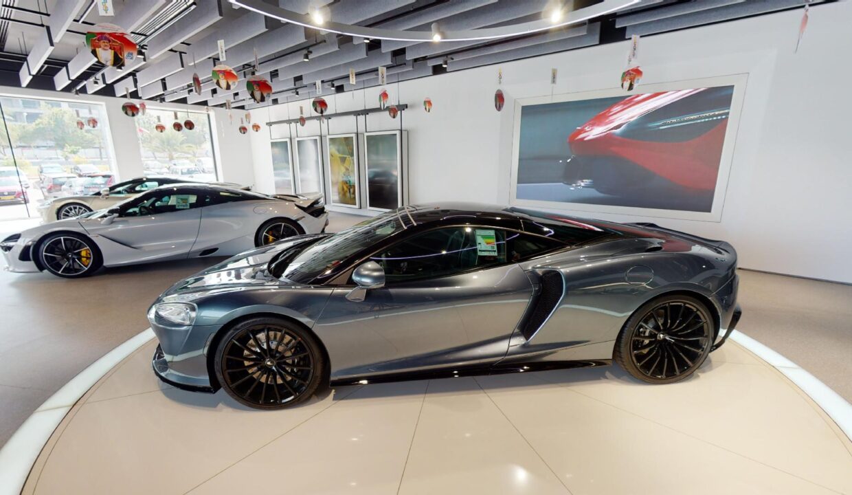 McLaren-Showroom-Oman-11152021_231355