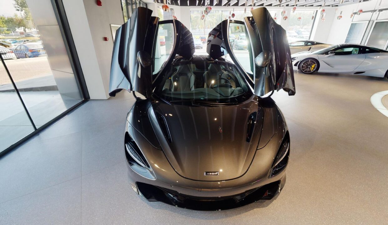 McLaren-Showroom-Oman-11152021_231602