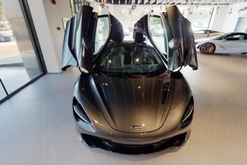 McLaren-Showroom-Oman-11152021_231602