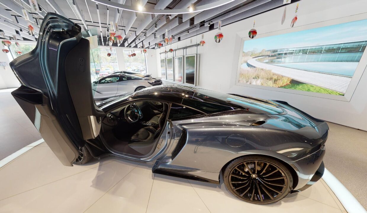 McLaren-Showroom-Oman-11202021_005251