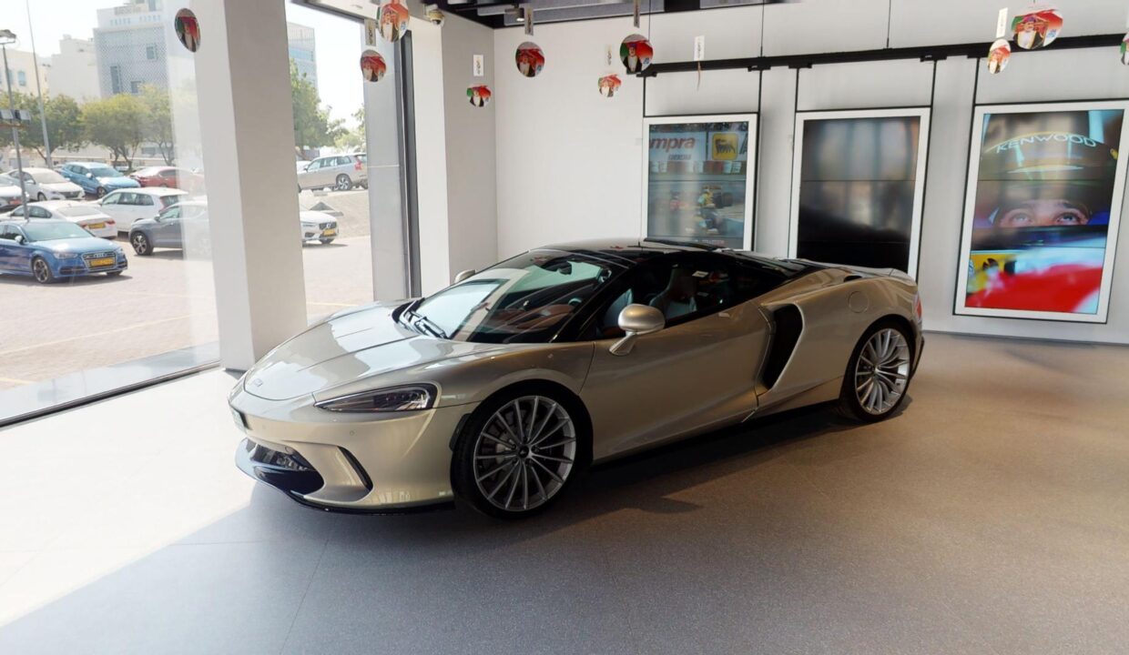 McLaren-Showroom-Oman-11202021_012459