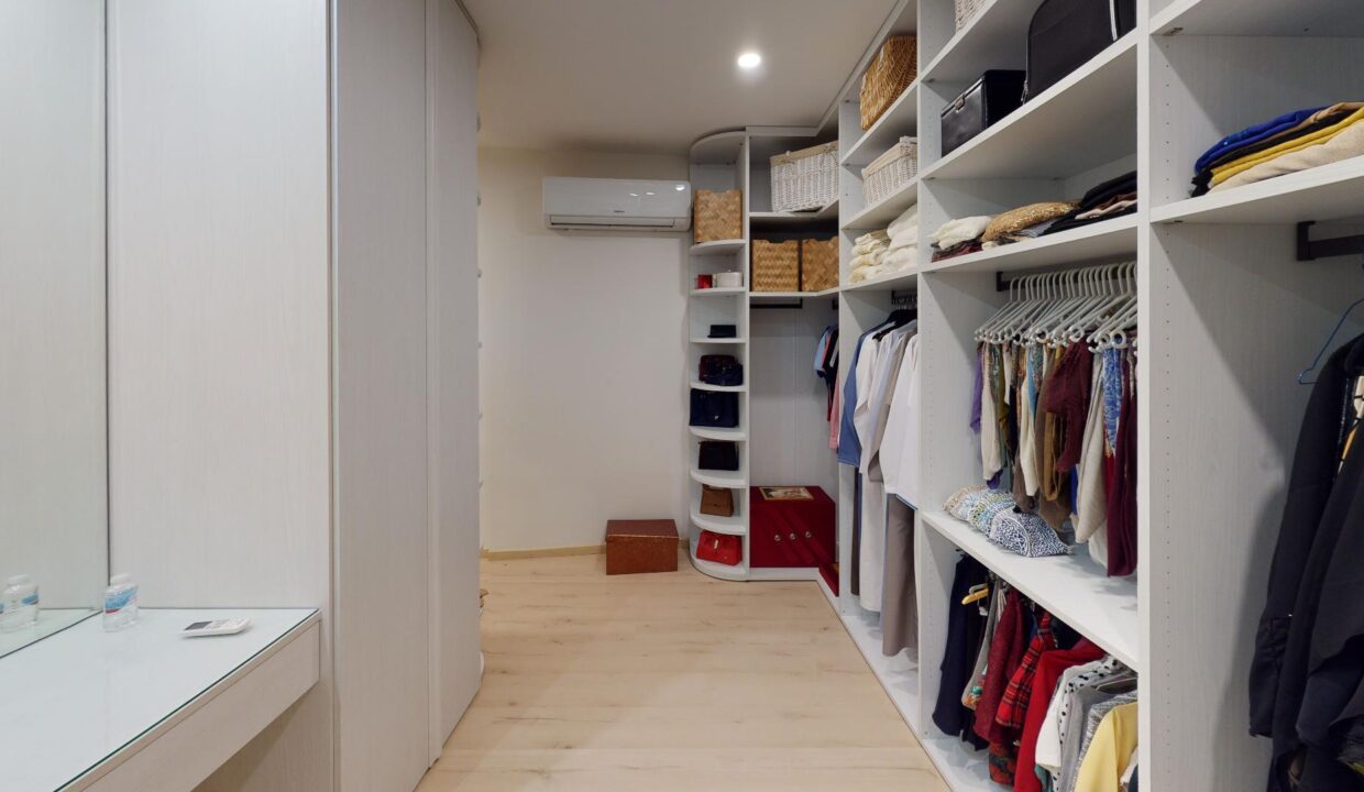 Sur-Al-Hadid-Complex-Mockup-Villa-Closet