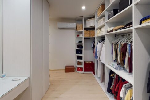 Sur-Al-Hadid-Complex-Mockup-Villa-Closet